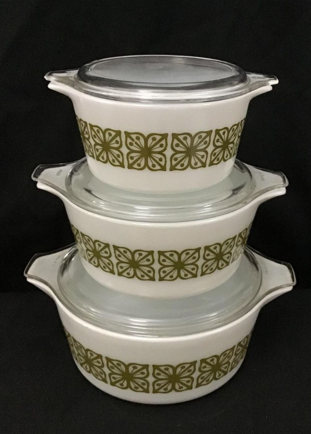 Lot 237: Vintage Pyrex three bowl dish set