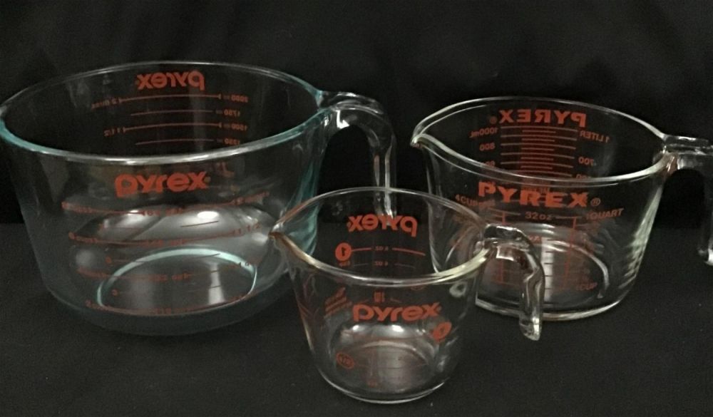 Lot 238: Vintage Pyrex measuring bowl set of three