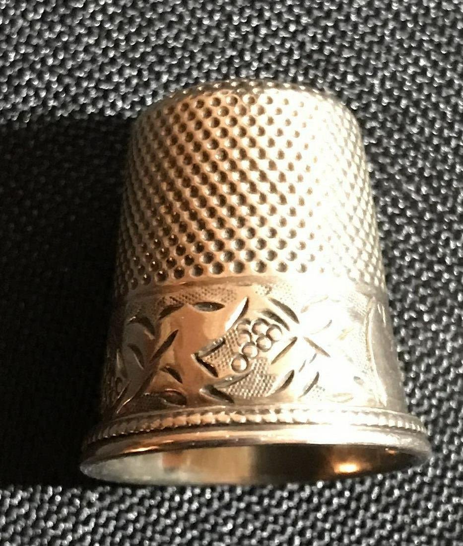 Lot 211: 14 karat vintage, Engraved Symbol, Lockwood Size 9