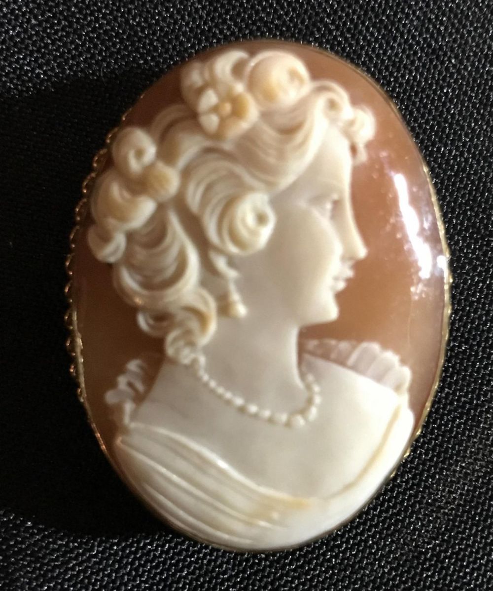 Lot 215: Dâ€™abros Cameo half dollar size gold filled .
