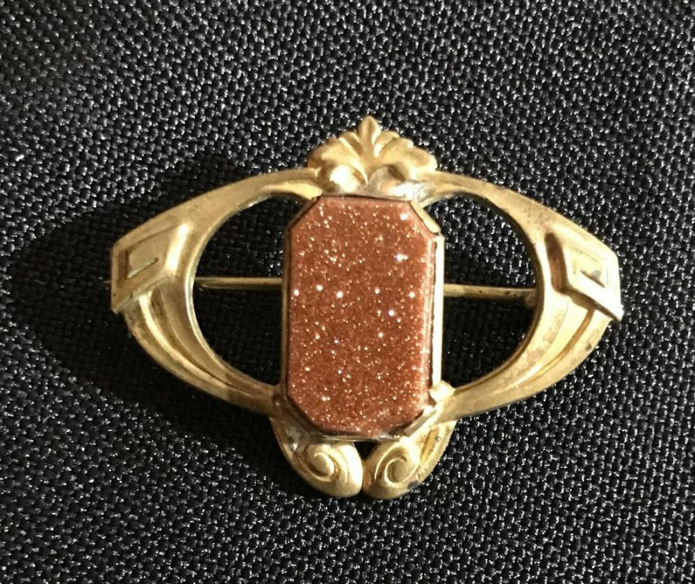 Lot 228: Gold Stone Broach .