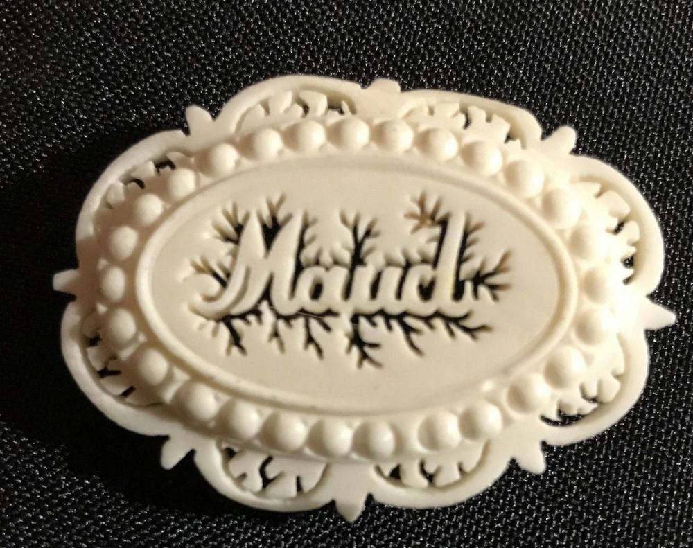 Lot 240: Vintage Bone Carved Broach "Maud" .