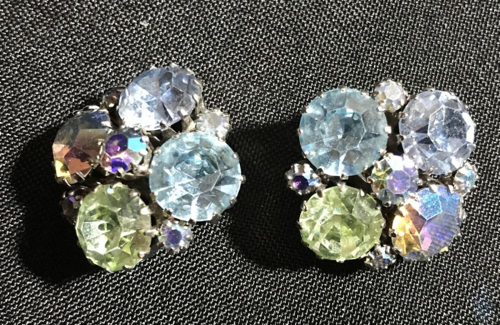 Lot 252: Vintage WEISS clip on earrings .