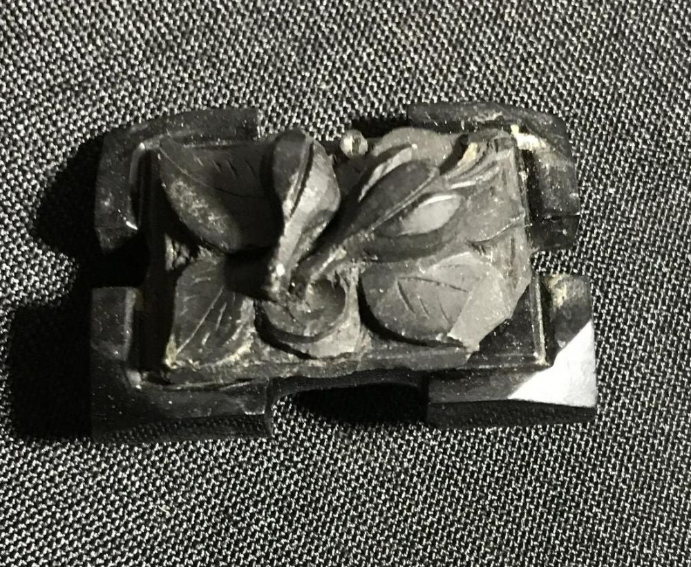 Lot 257: Vintage Bakelite Mourning Broach .