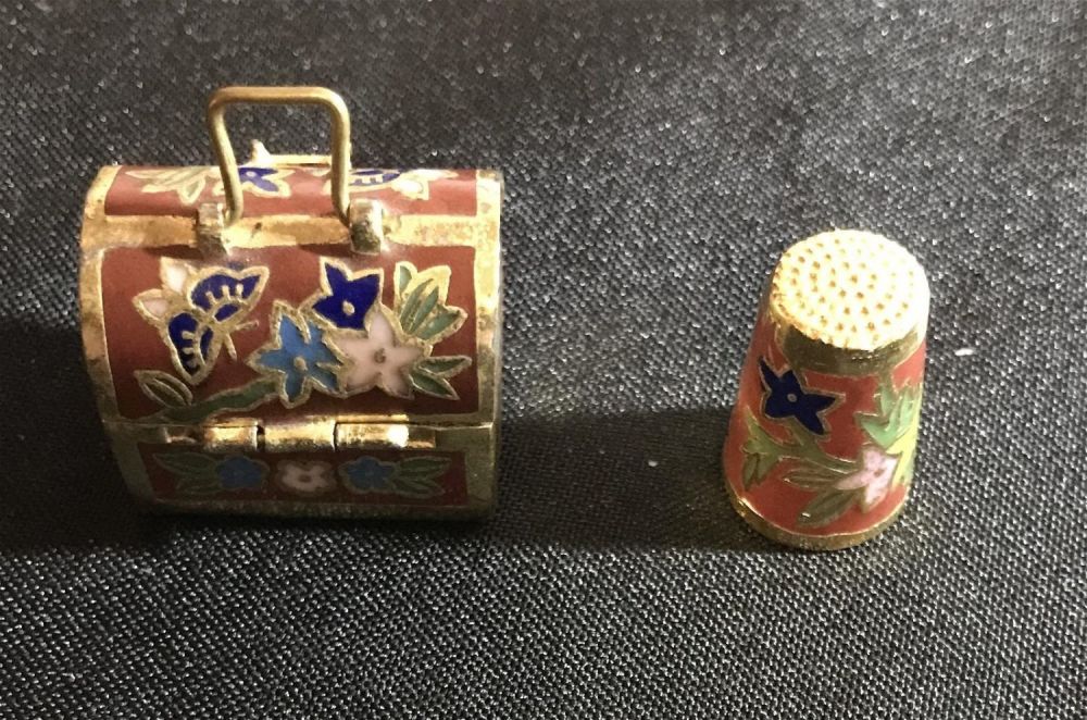 Lot 259: Vintage Closing Case & Thimble .