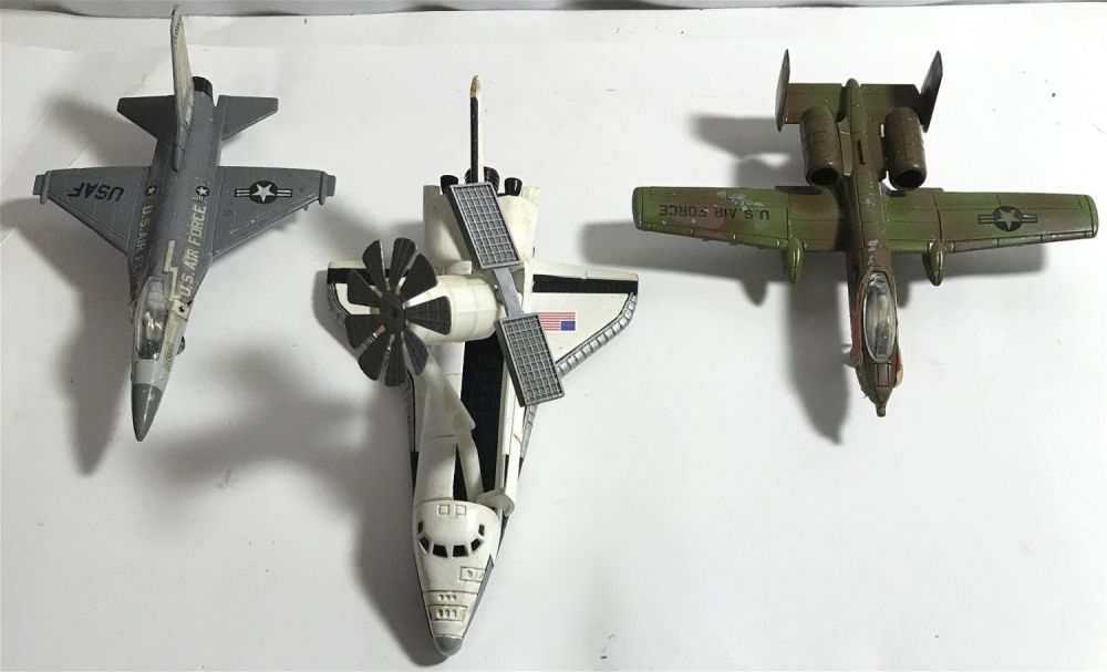 Lot 296: US Shuttle w/ Payload Doors & Jet Fighters Collectible Toys