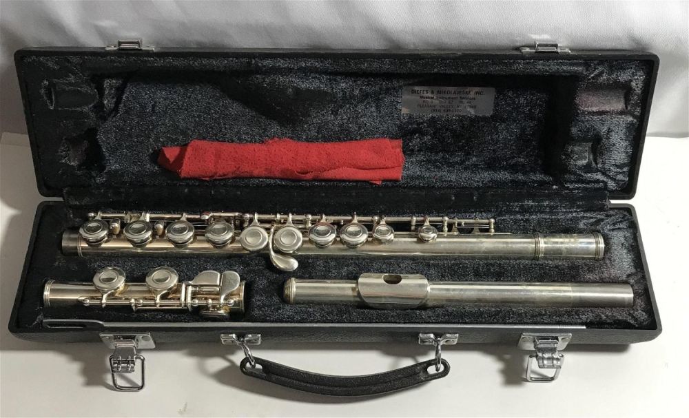 Lot 300: Yamaha flute in hard case