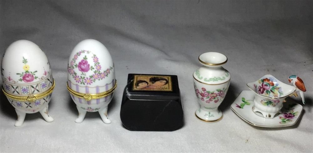Lot 260: Elegant Jewlery Boxes & Accesories Collection