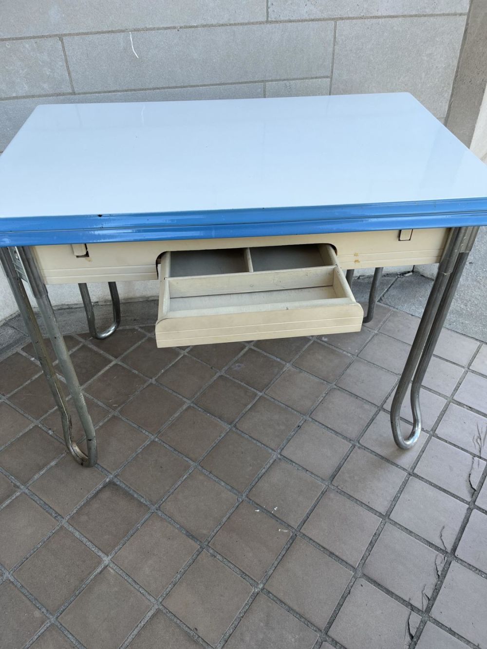 Lot 287: Mid Century Modern Porcelain Top Expandable Table