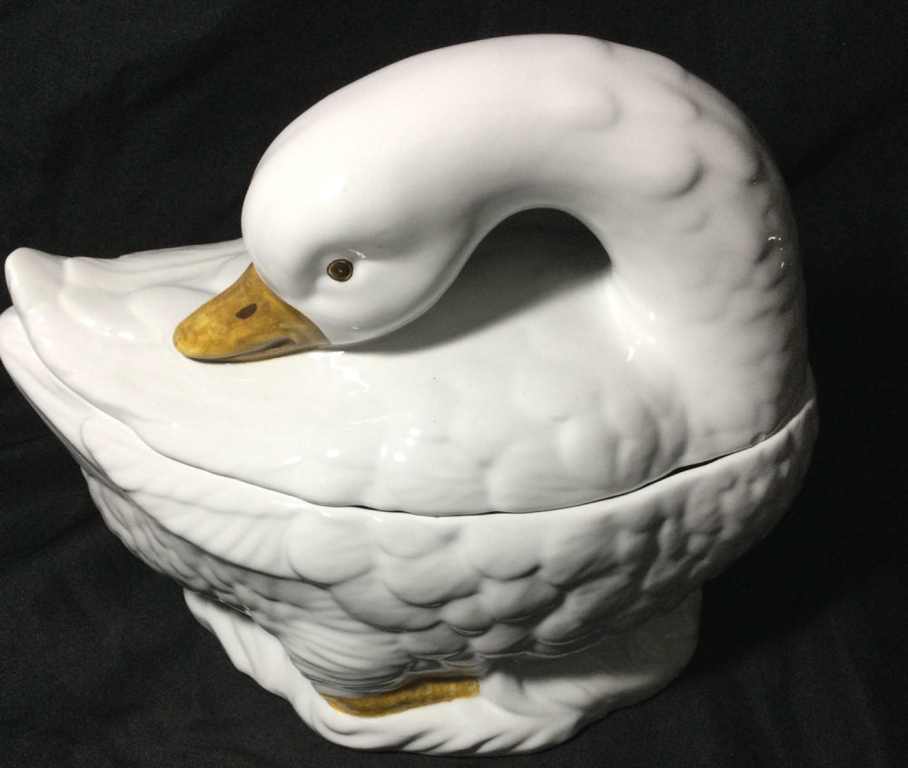 Lot 187: Vintage Italian B.E.R. TINAZZO Swan Tureen