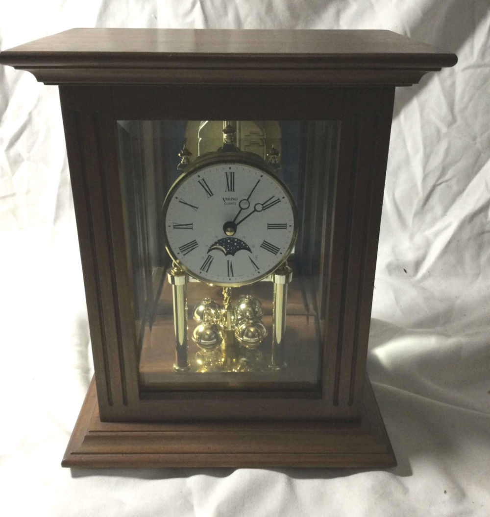 Lot 232: Vintage Quartz Mantle Clock