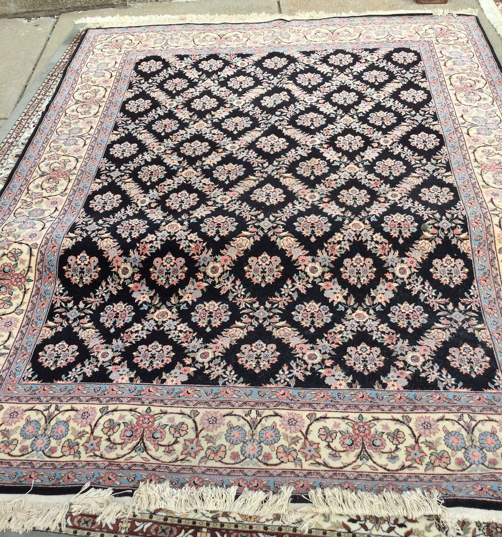Lot 196: 10 x 8 Floral Motif Living Room Rug
