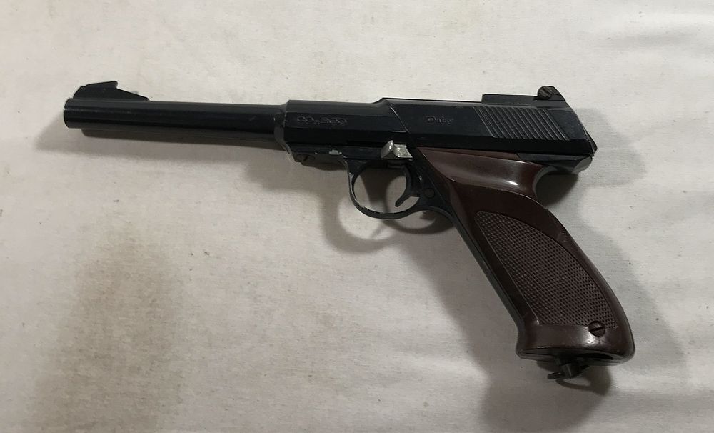 Lot 216: Vintage Daisy CO2 200 BB gun pistol