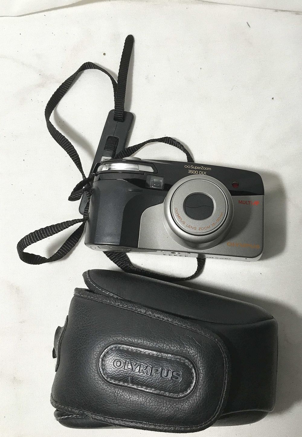 Lot 181: Olympus Super Zoom 3500 DLX with Carry Case