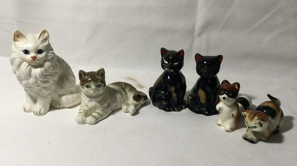 Lot 231: Collectible Knickknacks 5 cats ,and one raccoon