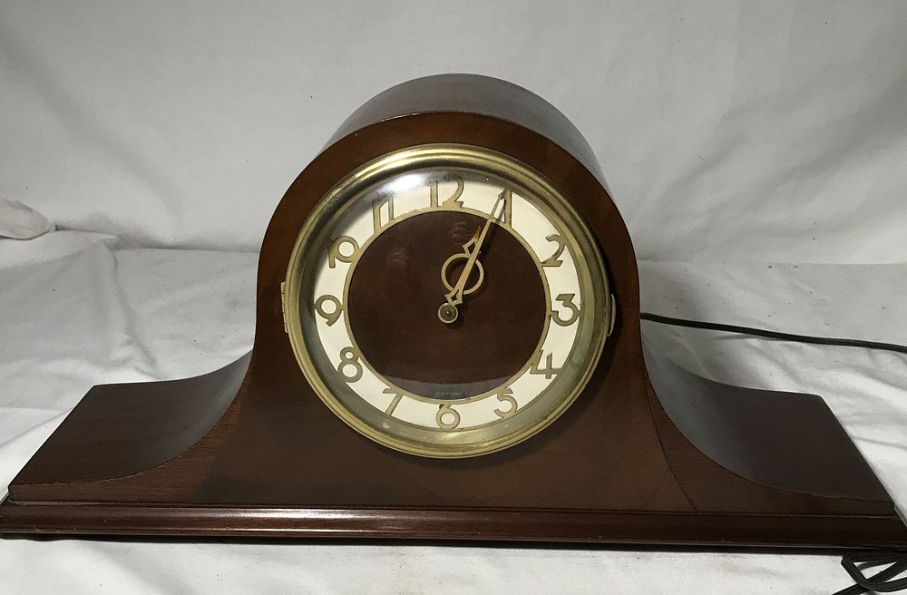 Lot 165: Vintage Seth Thomas Mantle Clock -works!