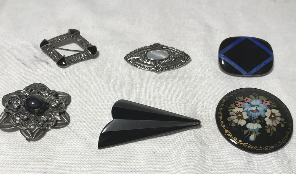 Lot 170: Elegant Brooch Collection (6)