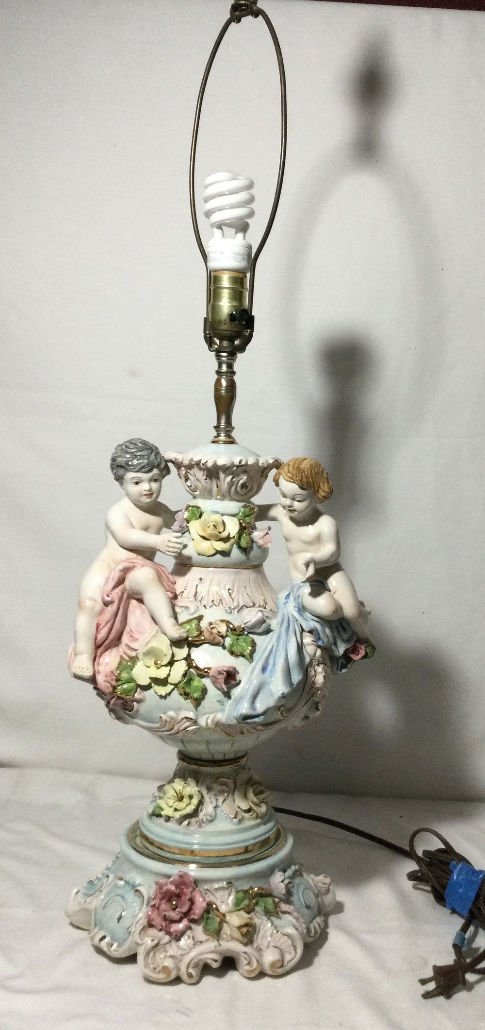 Lot 115: Capodimonte-style Italian Porcelain Lamp - Works!