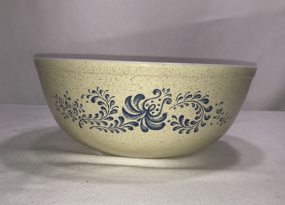 Lot 157: PYREX Homestead 10-inch wide Mixing Bowl