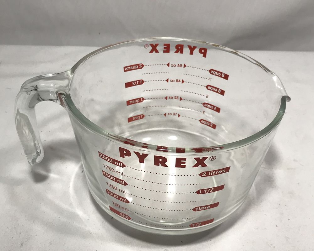 Lot 261: Pyrex Measuring / Mixing Bowl
