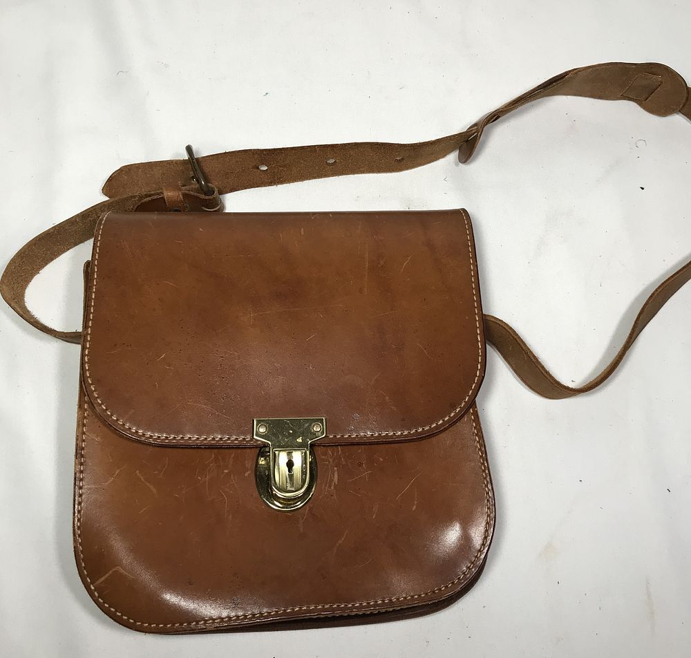 Lot 274: Vintage Purse / Cross Body Bag - HOMA