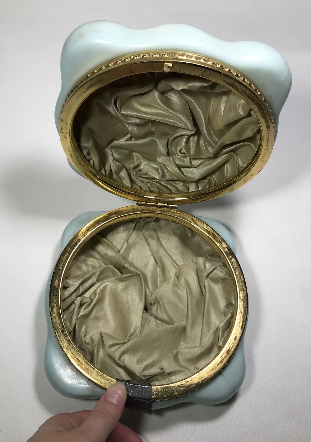 Lot 345: Vintage Wavecrest Jewelry Dresser Box