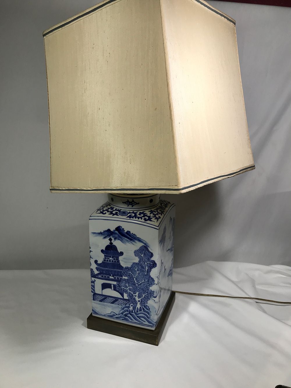 Lot 355: Oriental Mountain Motif Lamp