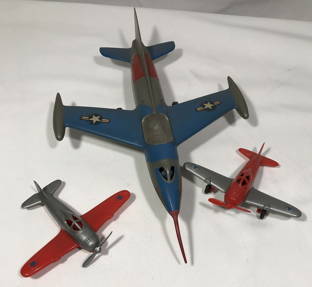 Lot 361: Plastic Toy Planes
