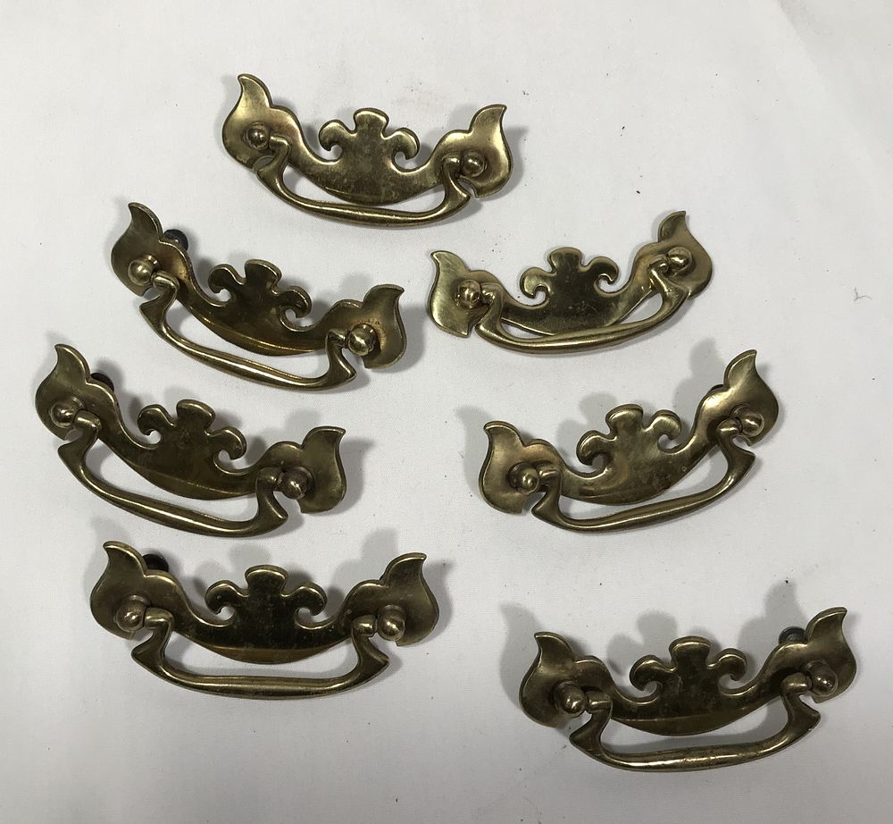 Lot 366: Vintage Dresser Handles (7)