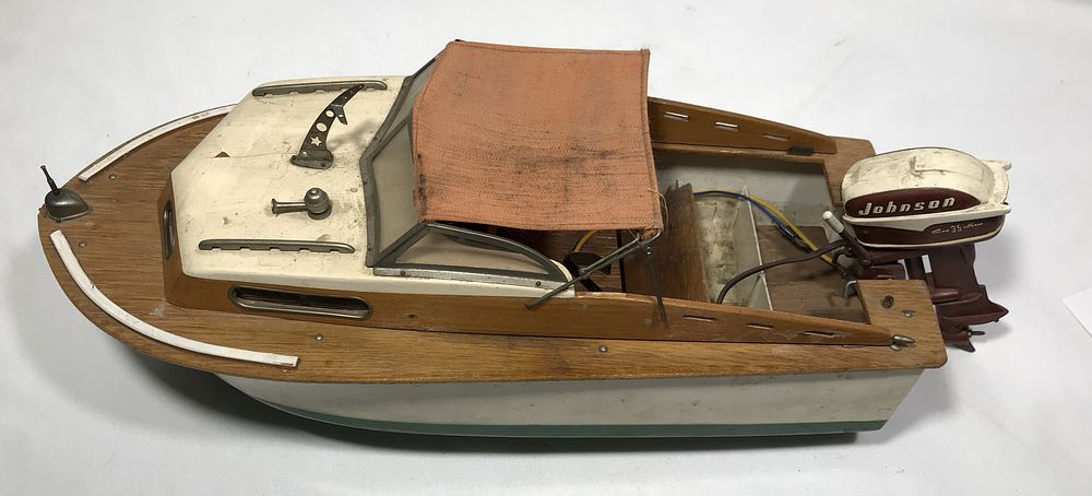 Lot 367: Vintage 1950s Cabin Cruiser Boat