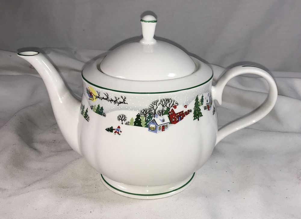 Lot 527: Lenox Christmas Sleighride Teapot & Lid