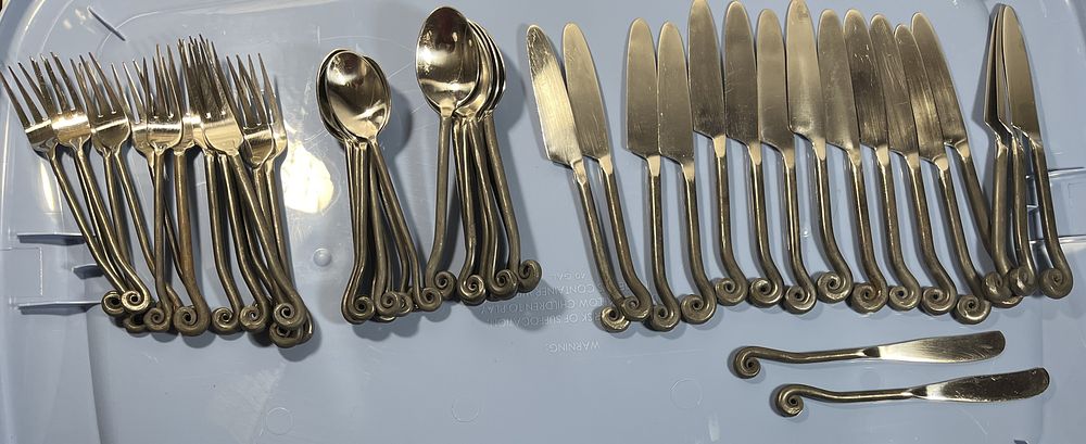 Lot 1246: Gourmet Settings Flatware Set
