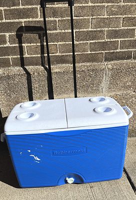 Rubbermaid Cooler on Wheels w/ Handle. In used but good condition. No In-House shipping on this lot