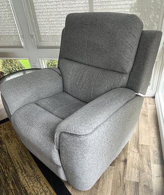 Flexsteel Upholstered Electric Recliner. In used but very good condition. From a clean home 