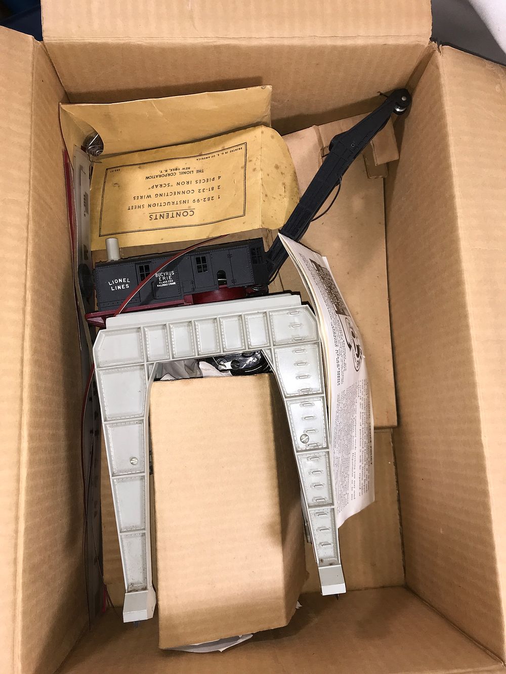 Lot 185: Lionel 282 Portal Gantry Crane in original box