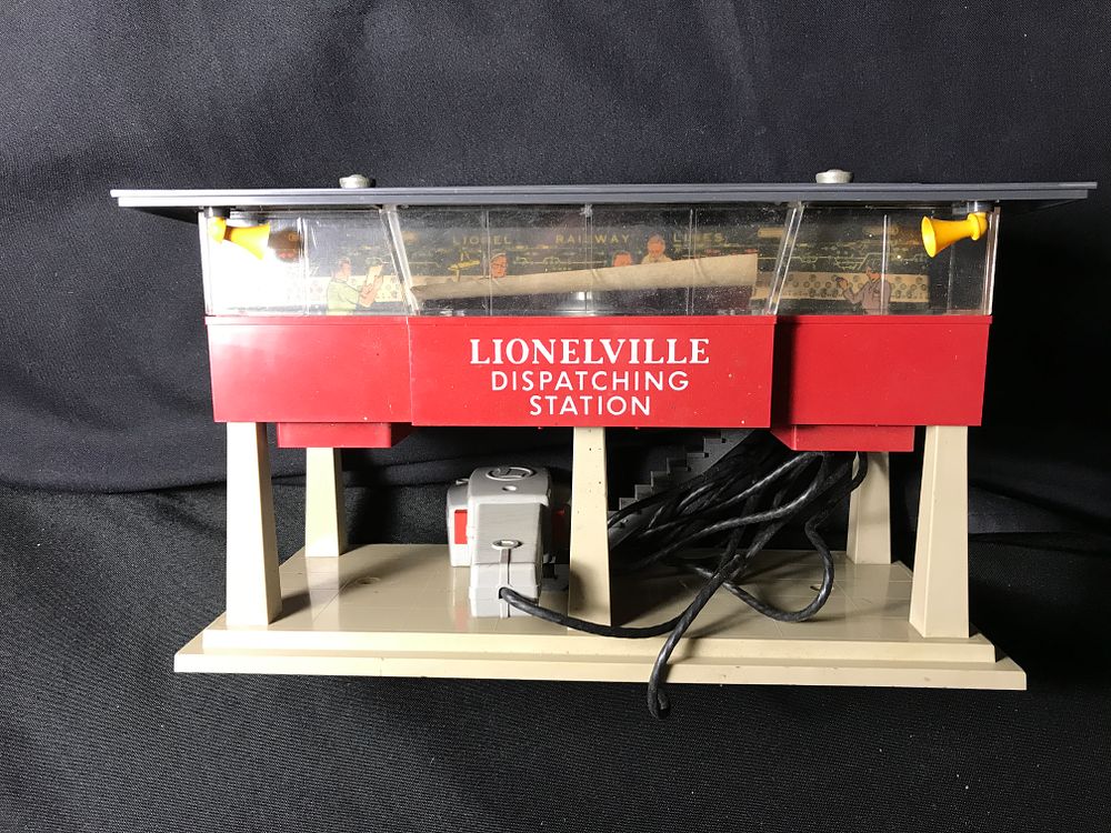 Lot 253: Lionel Lionelville Dispatching Station in org box