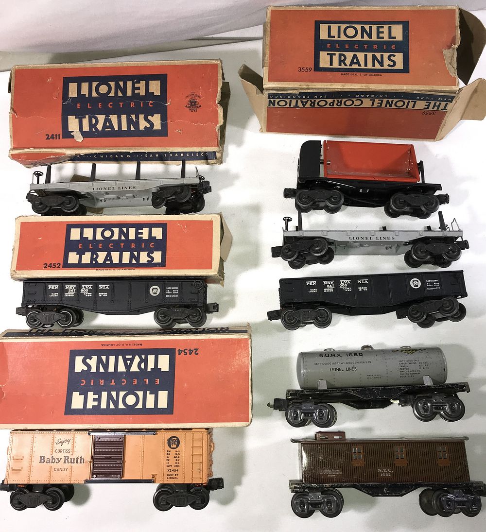 Lot 261: Lionel Trains 8 Car Collection