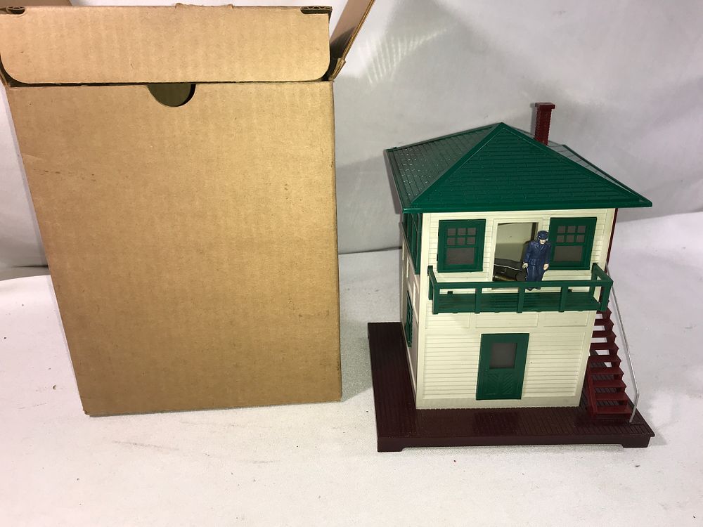 Lot 261b: Lionel Operating Switch Tower 445 in org box