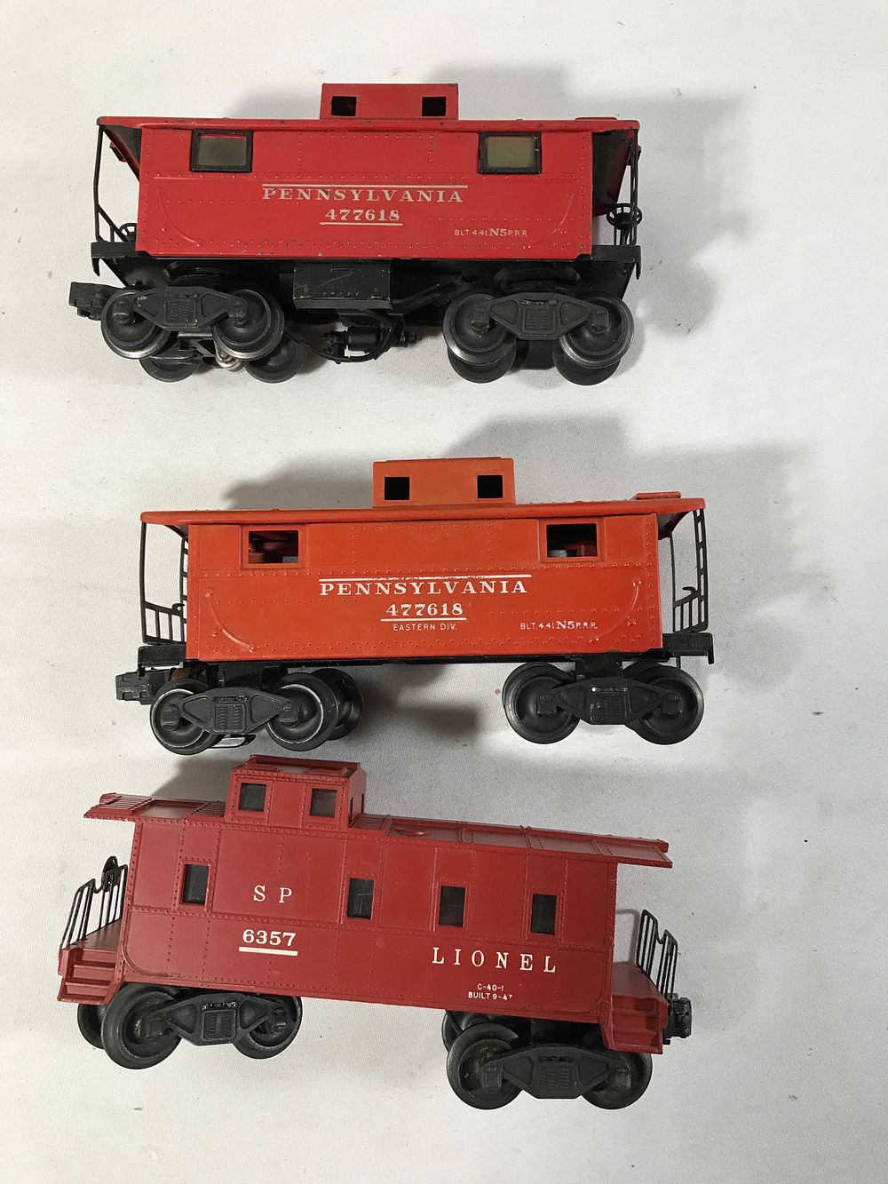 Lot 263: Lionel 3 Caboose Collection