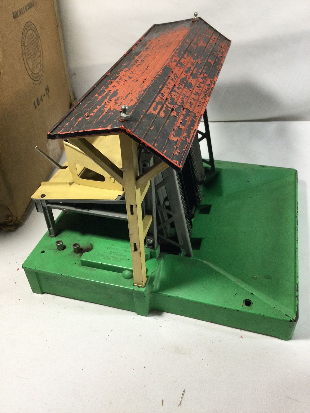Lot 265: Lionel Electric Lumber Loader in org box