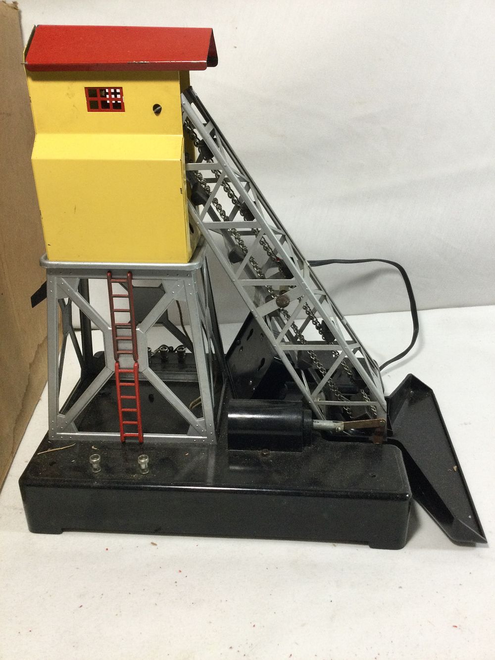 Lot 266: Lionel 97 Electric Remote Coal Elevator