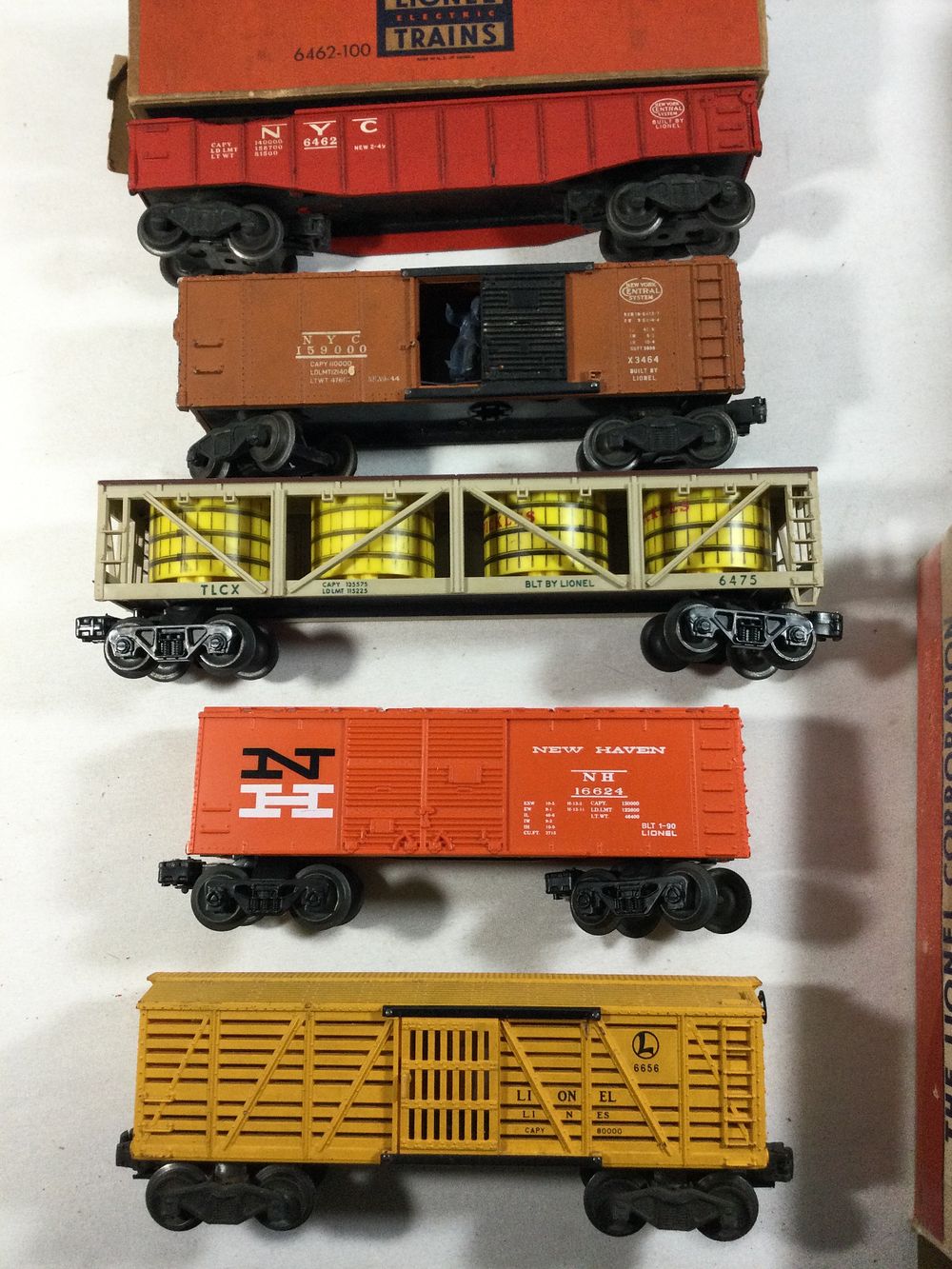 Lot 272: Lionel Trains 5 Car Collection