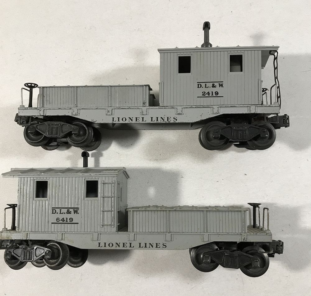 Lot 276: Lionel Lines Work Cabooses (2)