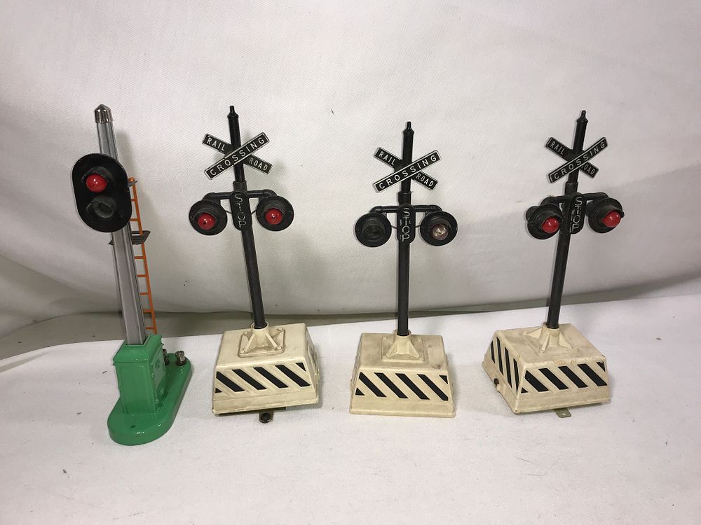 Lot 277: Lionel Highway Signals & Block Signal