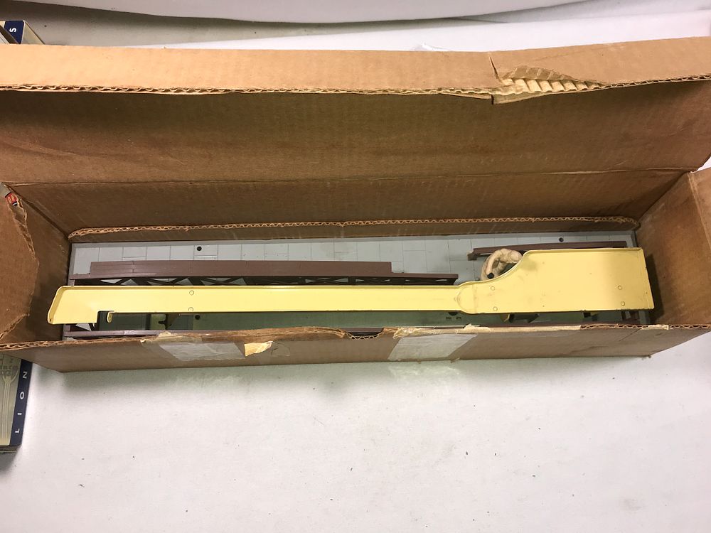 Lot 281: Lionel Barrel Loader in box