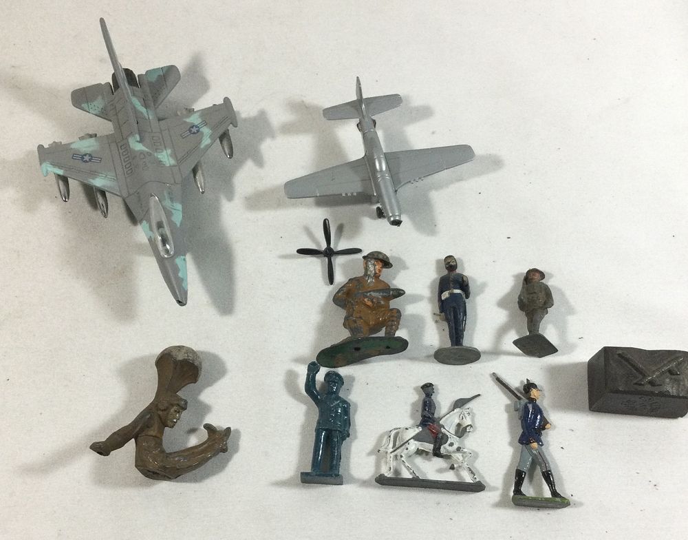 Lot 325: Seven lead soldiers & two US Air Force
