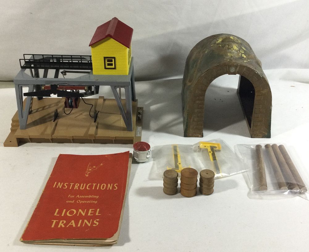 Lot 284: Lionel trains parts ,loading building ,tunnel