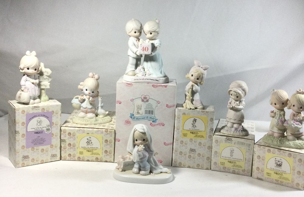 Lot 352: Pecious Moments Figurine Collection (7)