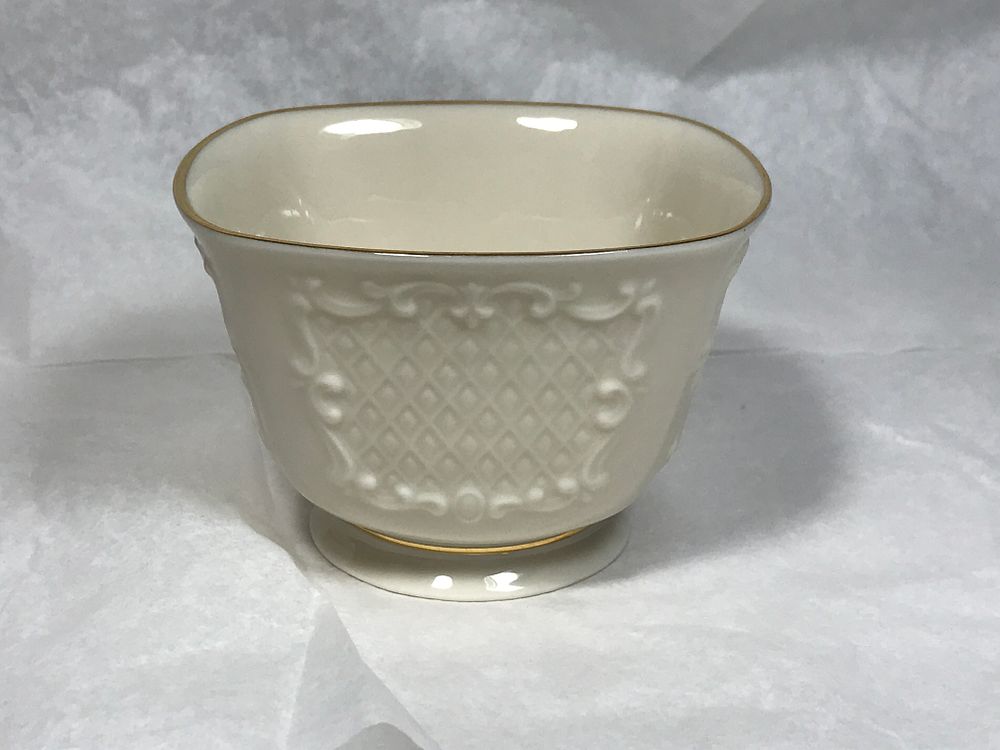 Lot 10: Lenox Gold Trim Canterbury Square Bowl