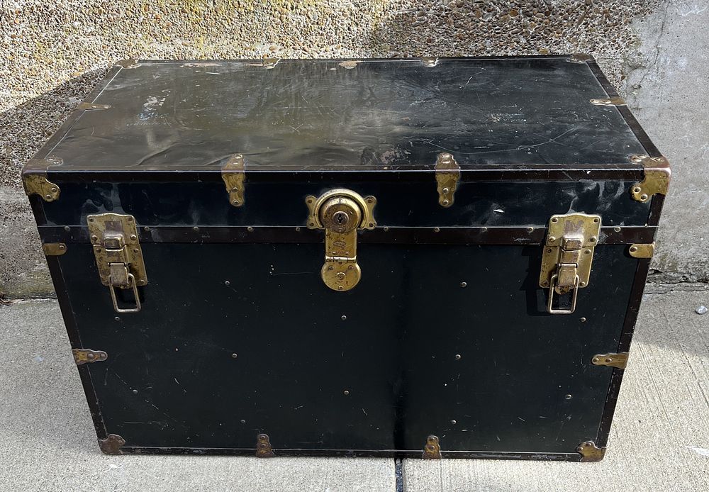 Lot 509: Vintage Storage Locker